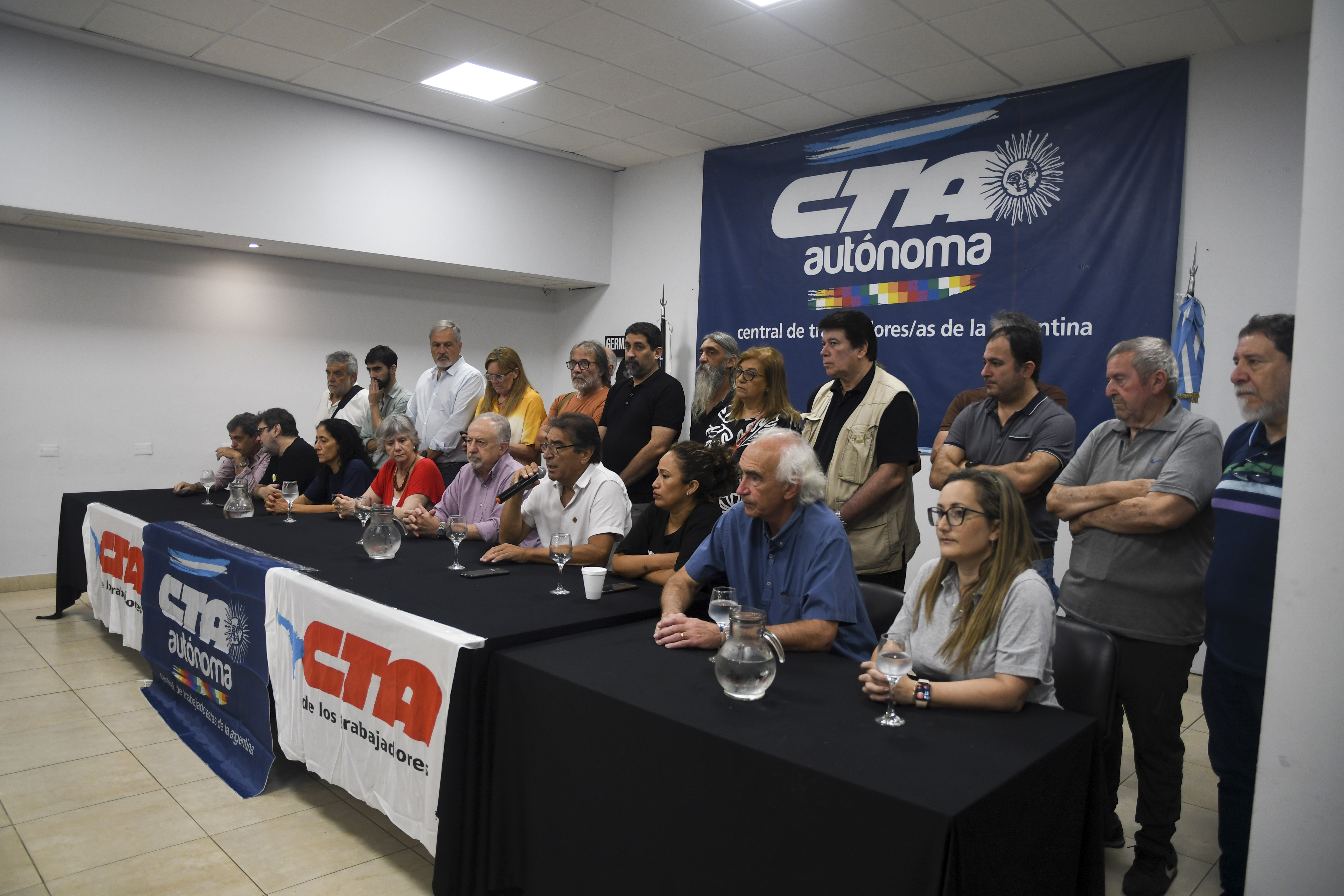 La CTA de los Trabajadores, la CTA Autónoma y la UTEP realizaron una conferencia de prensa donde anunciaron el plan de lucha y las medidas a tomar en los próximos días frente al DNU anunciado por el gobierno nacional.