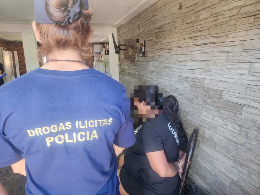 Domínguez detenida en la misma cocina donde impactaron las balas durante el ataque de julio pasado.