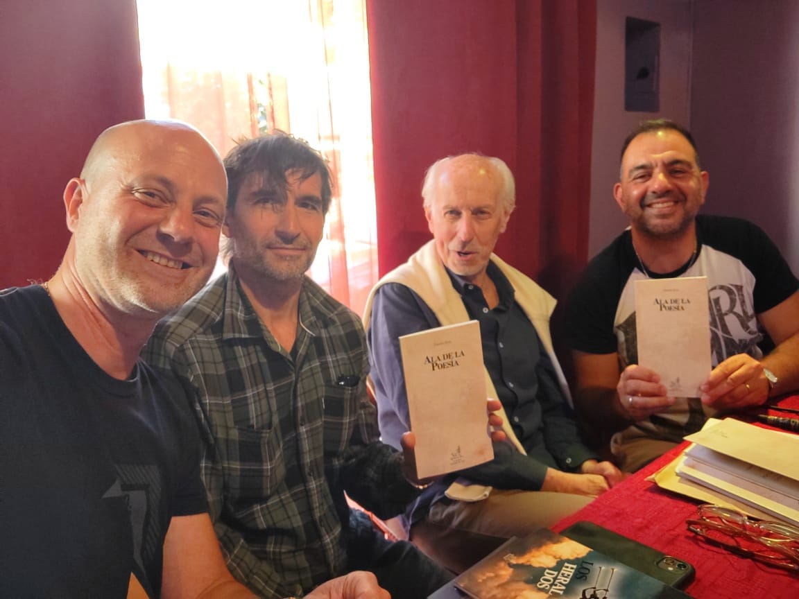 KAtz, primero desde la izquierda, junto a escritores que lo acompañaron.