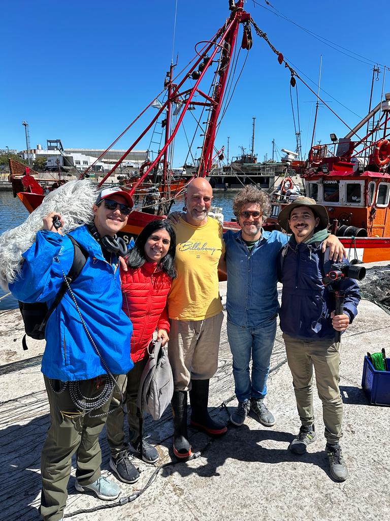 Cavilla Santini, Chirino, el pescador Carlos Greco, Virgili y Tazza en una de las jornadas de rodaje.
