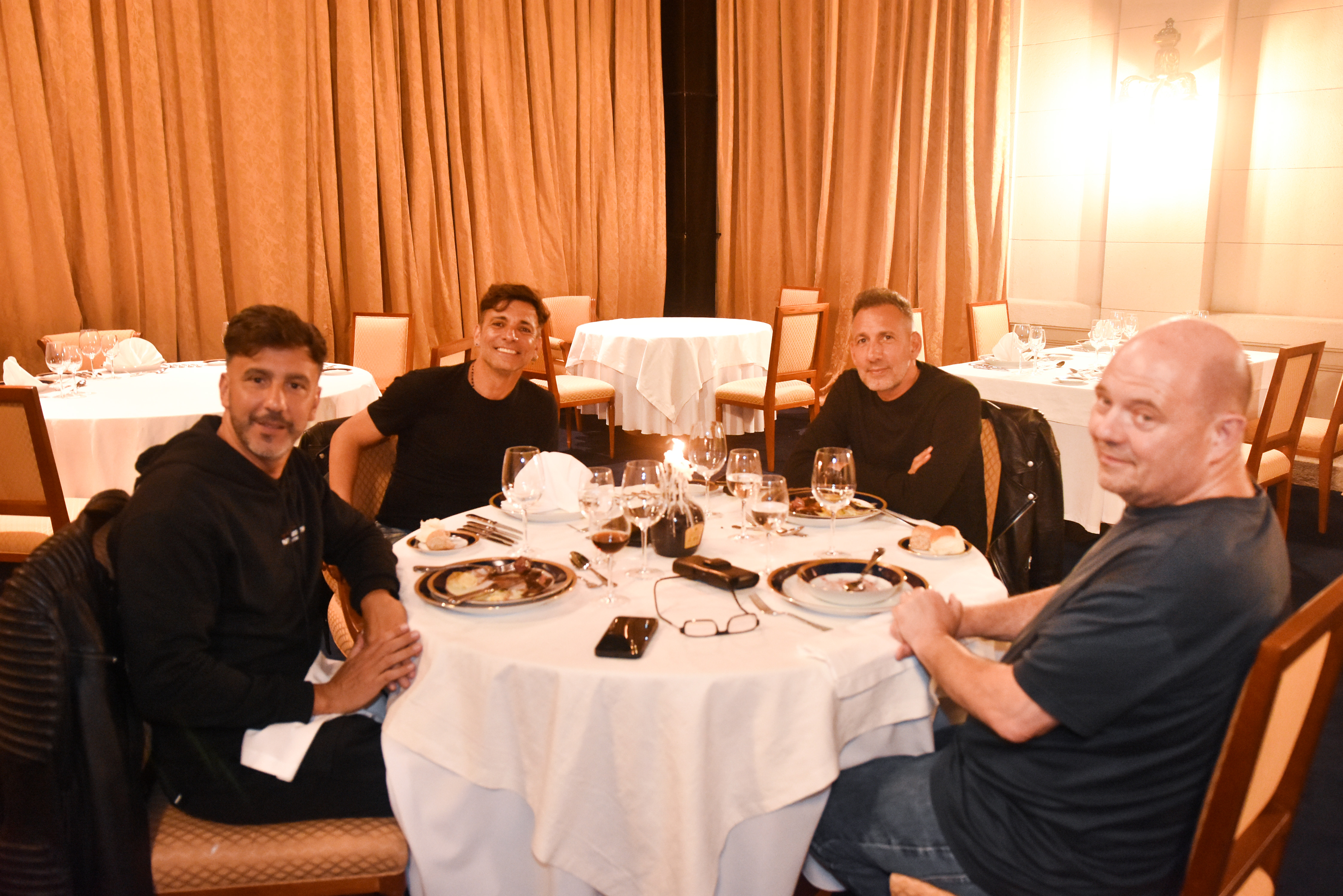 Martín Bossi junto a los productores Carlos Rottemberg, Federico Hope y Ezequiel Corbo en el nuevo restaurante Hostal del Lago, que se encuentra en el Paseo Aldrey Shopping. 