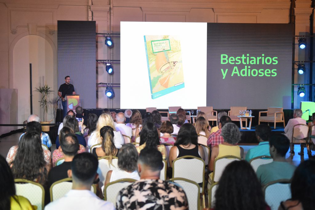 Cuattromo  presentó “Bestiarios y adioses”, el libro que compila los cuentos ganadores del Gran Premio Banco Provincia de Literatura 2023.