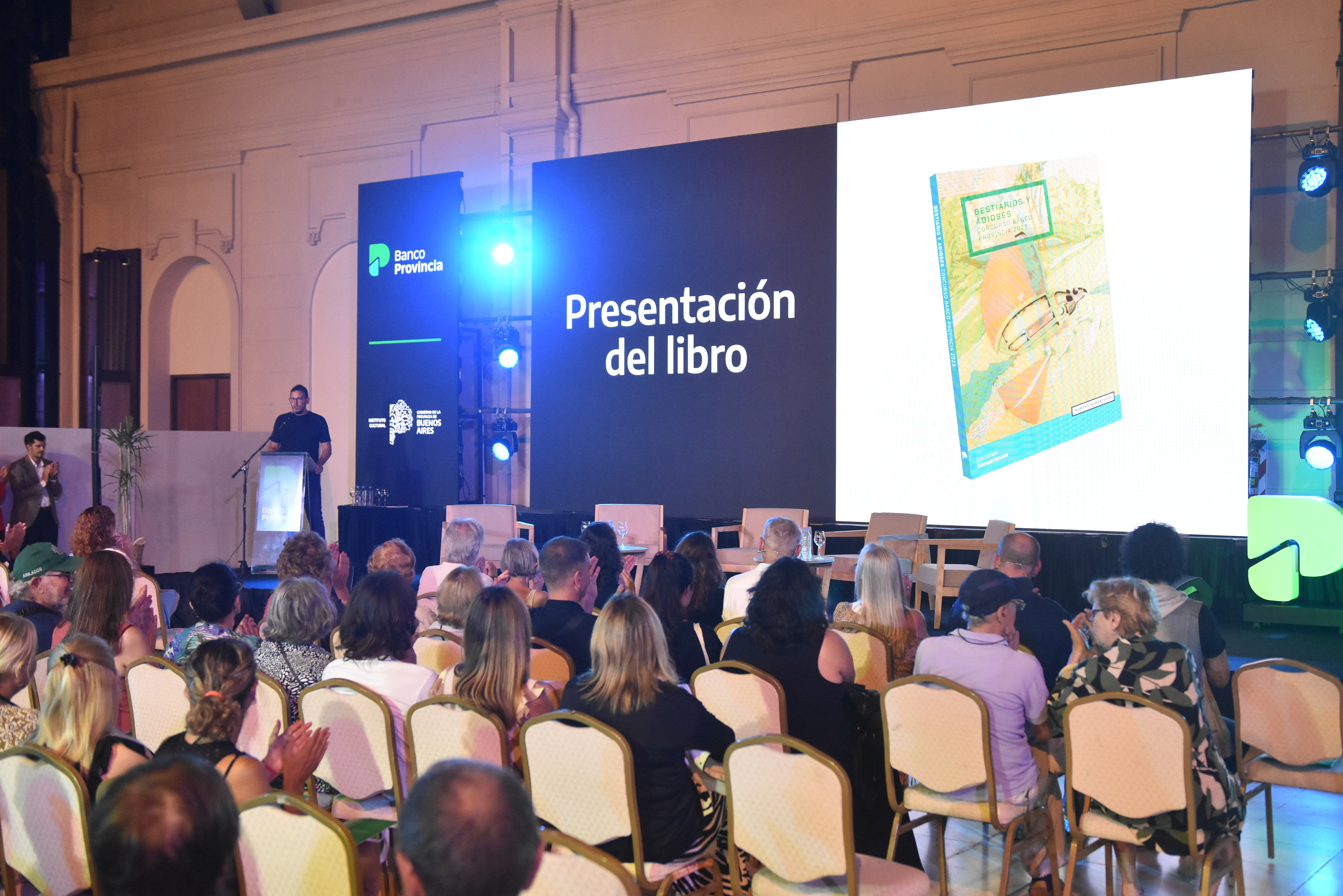 Personas vinculadas a la actividad literaria de Mar del Plata presenciaron el lanzamiento de la antología.