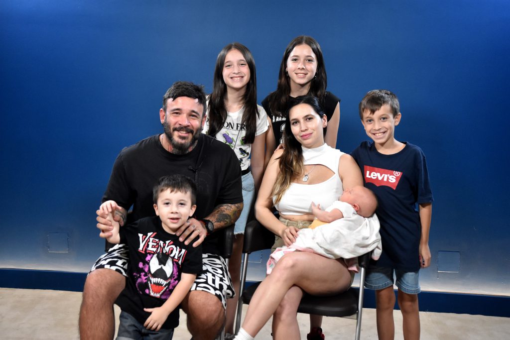 Wali Iturriaga con su familia: Mity, su esposa y sus hijos Luisana, Martina, Milo, Valentino y Luna. 