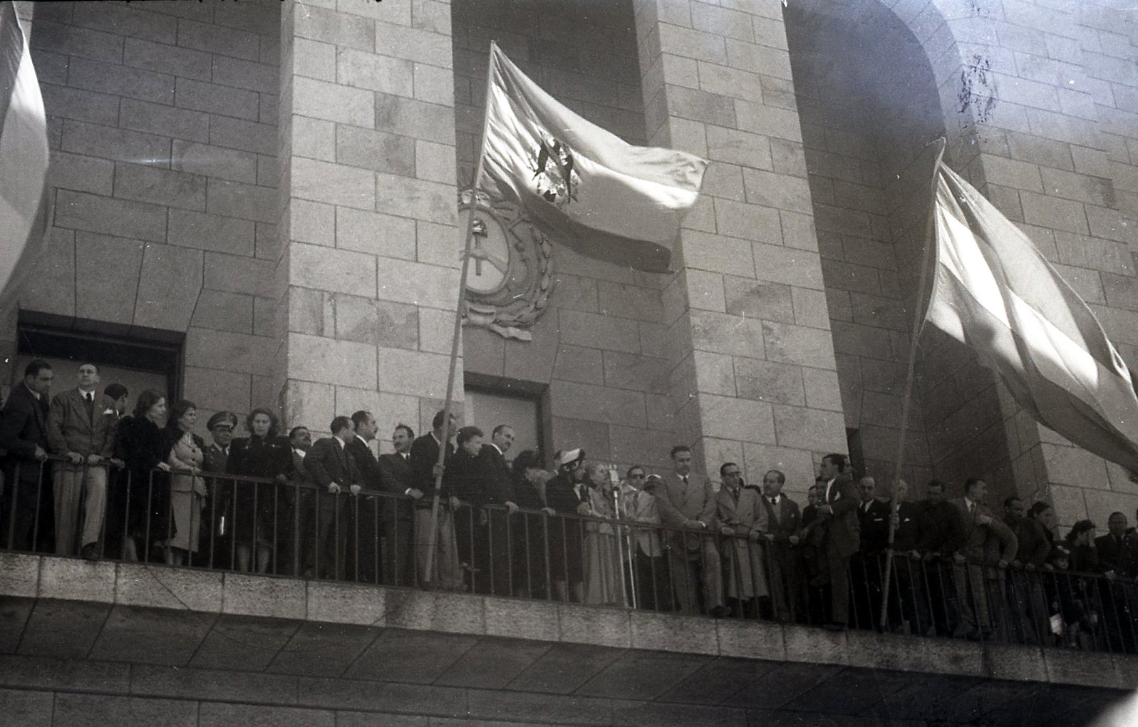 Eva Perón habla desde el balcón de la Municipalidad de General Pueyrredon, el 14 de octubre de 1948. Fotos de Familia | Carlos Maitos.