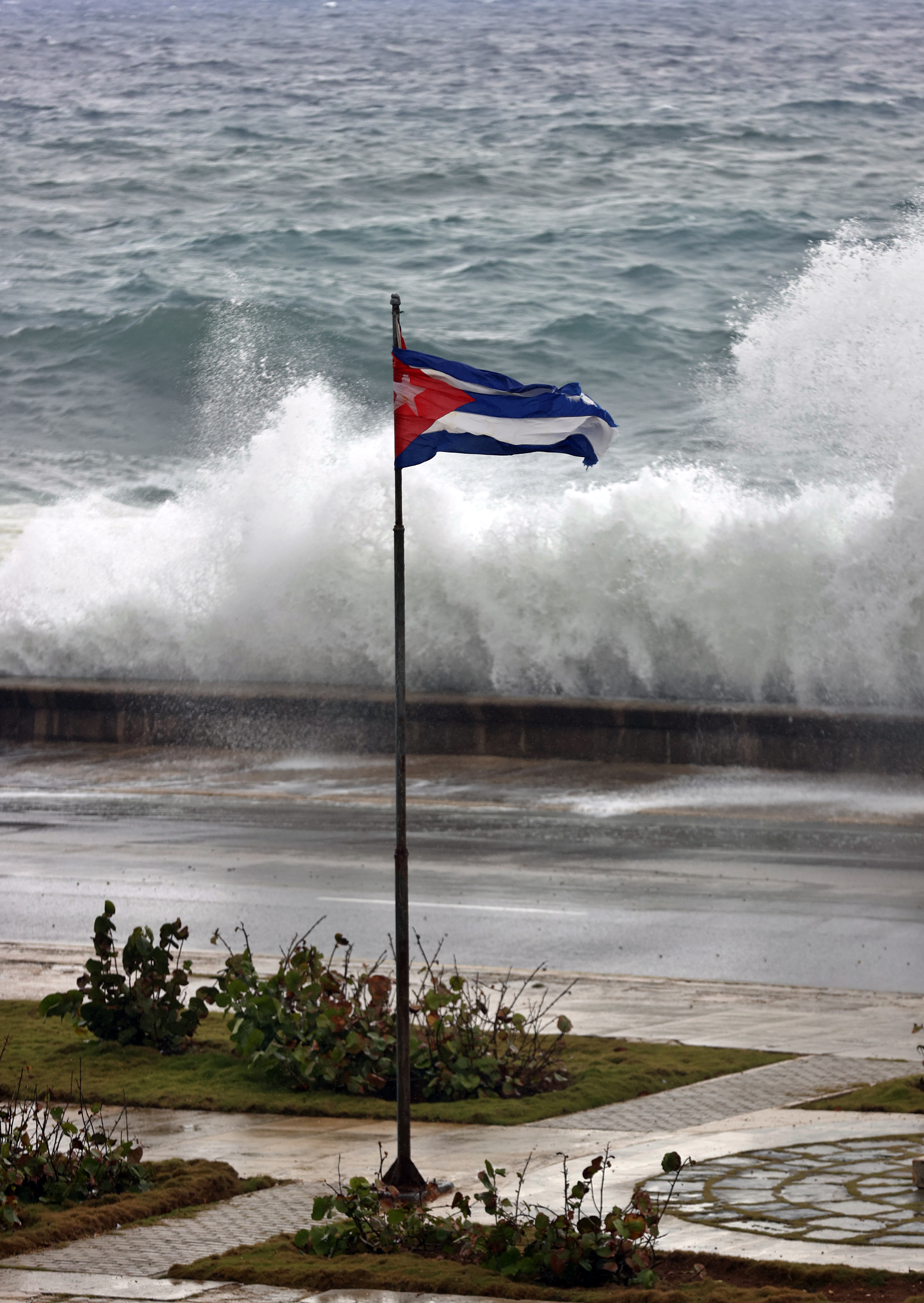 Frente frío llega con fuertes vientos a la región occidental de Cuba