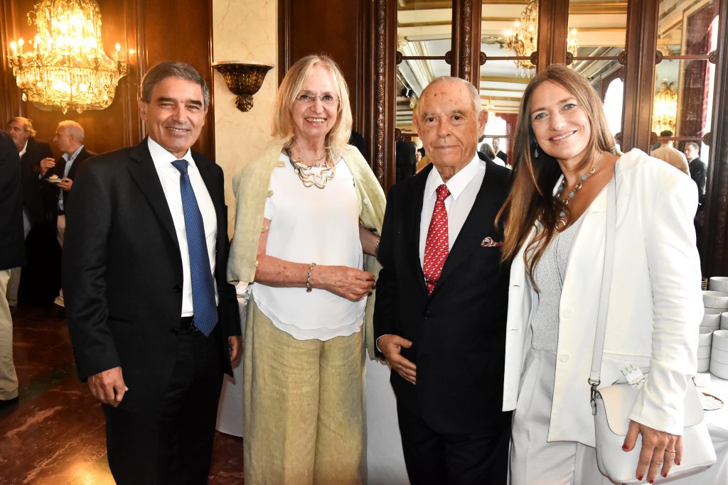 El ministro de Salud de Caba, Fernán Quirós, la jueza de la Suprema Corte Hilda Kogan junto a Aldrey y la epidemióloga Silvana Figar. 