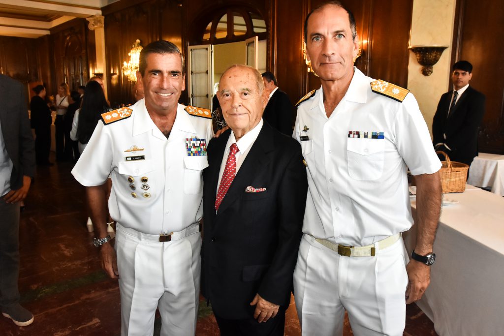 Carlos Alievi jefe de la Armada, Marcelo Paternostro comandante de la Armada saludaron a Aldrey.