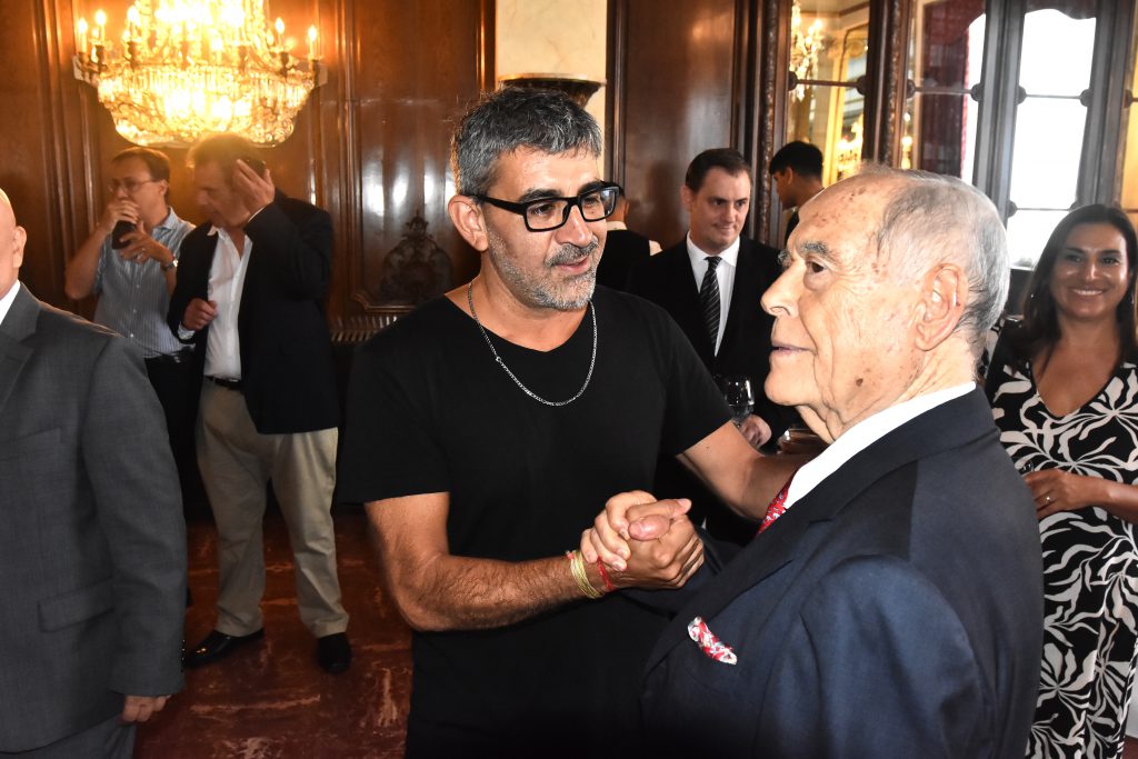El periodista y corresponsal de Clarín en Mar del Plata, Guillermo Villarreal, saludó a Aldrey.