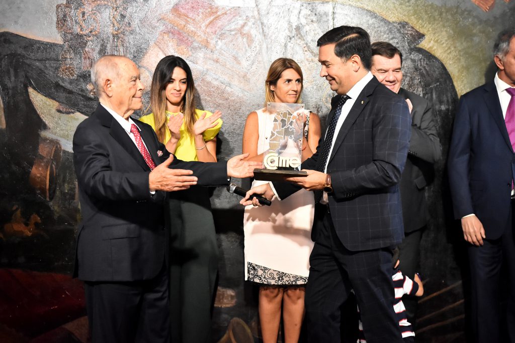 Aldrey, Yanina Martínez (subsecretaria de Turismo de la Nación), Marina Sánchez Herrero y Blas Taladrid (presidente de Ucip) en el acto de entrega de un reconocimiento.