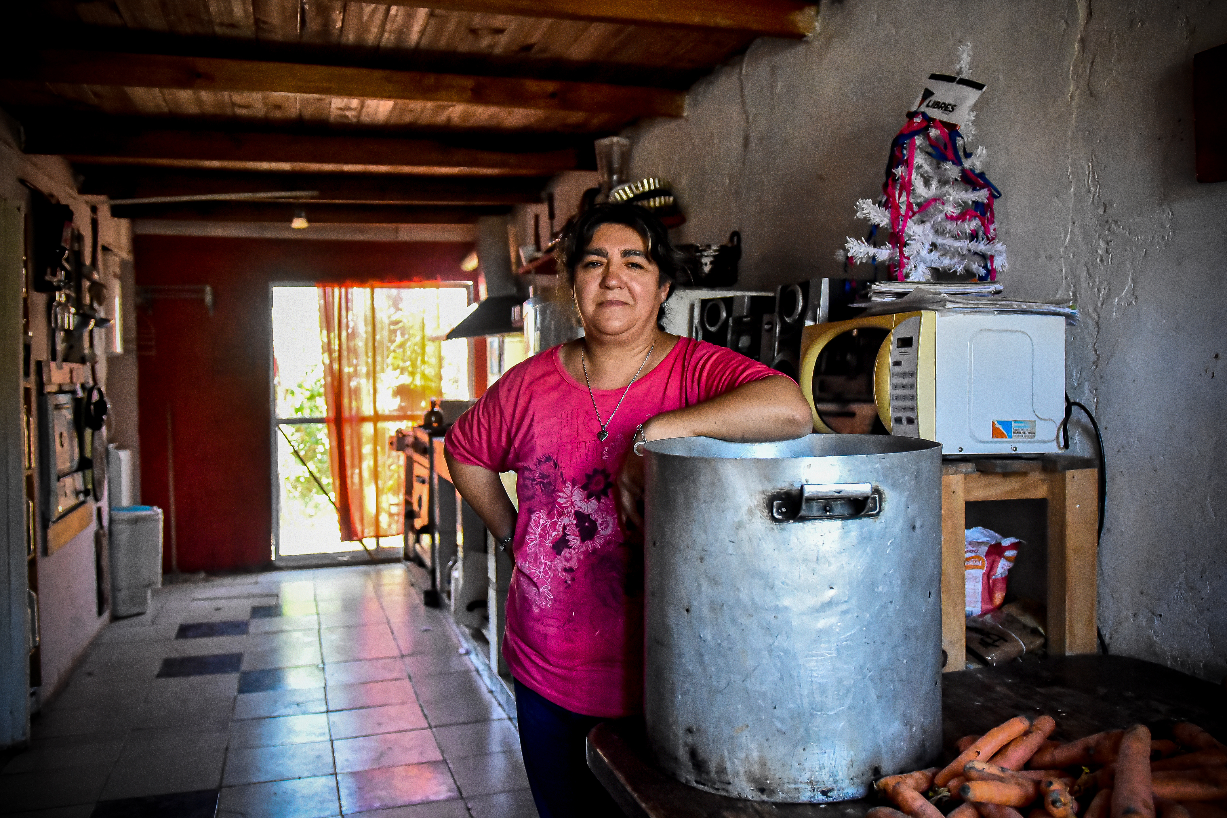 Marcela Martínez, responsable de Martillitos de Pie, junto a su primera olla con la que cocinó para miles de personas.