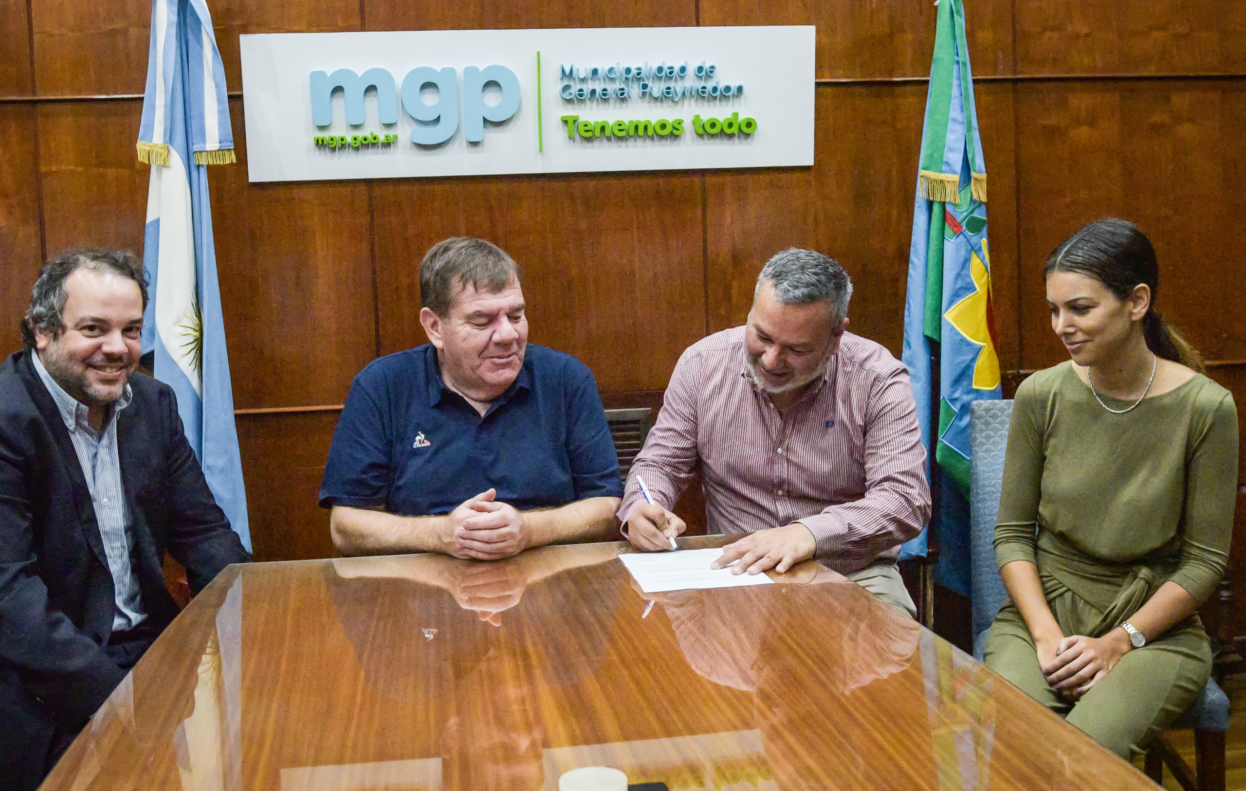 El intendente Guillermo Montenegro firmó el convenio por parte del municipio. 
