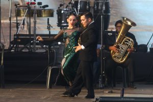 Los bailarines de tango Lola Gutierrez Rey y Emmanuel Marín, con la Banda Santa Bárbara.