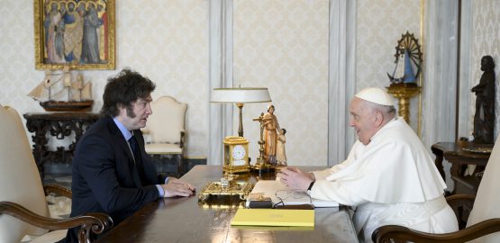 El papa Francisco y Javier Milei durante su encuentro privado este lunes en el Vaticano. Fotos: EFE | Simone Risoluti | Servicio Fotográfico Vaticano.