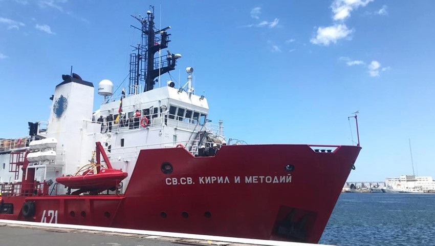 El buque de investigación naval «Santos Hermanos Cirilo y Metodio».