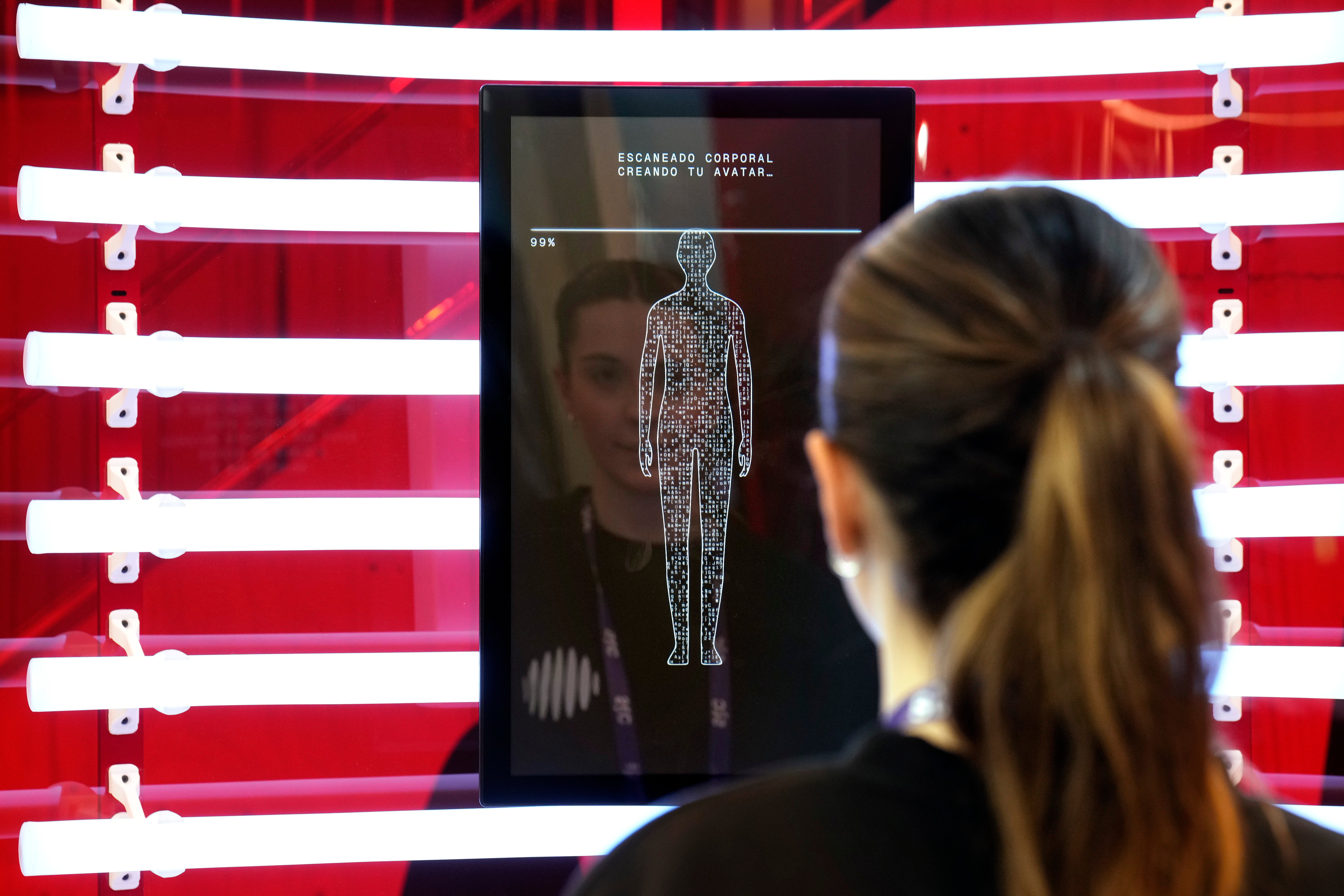 Una visitante prueba el prototipo de gemelo digital en el que los visitantes pueden generar una versión virtual simplificada de su corazón. Foto: EFE | Alejandro García.