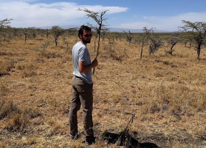 Alejandro Pietrek fue uno de los investigadores que estableció las parcelas experimentales para demostrar el efecto de las hormigas y los grandes herbívoros sobre las acacias.