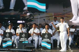La banda de la Armada, en el escenario del Paseo Hermitage.