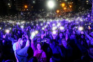 Emotivo momento del público iluminando con sus celulares la gran extensión del Paseo Hermitage.