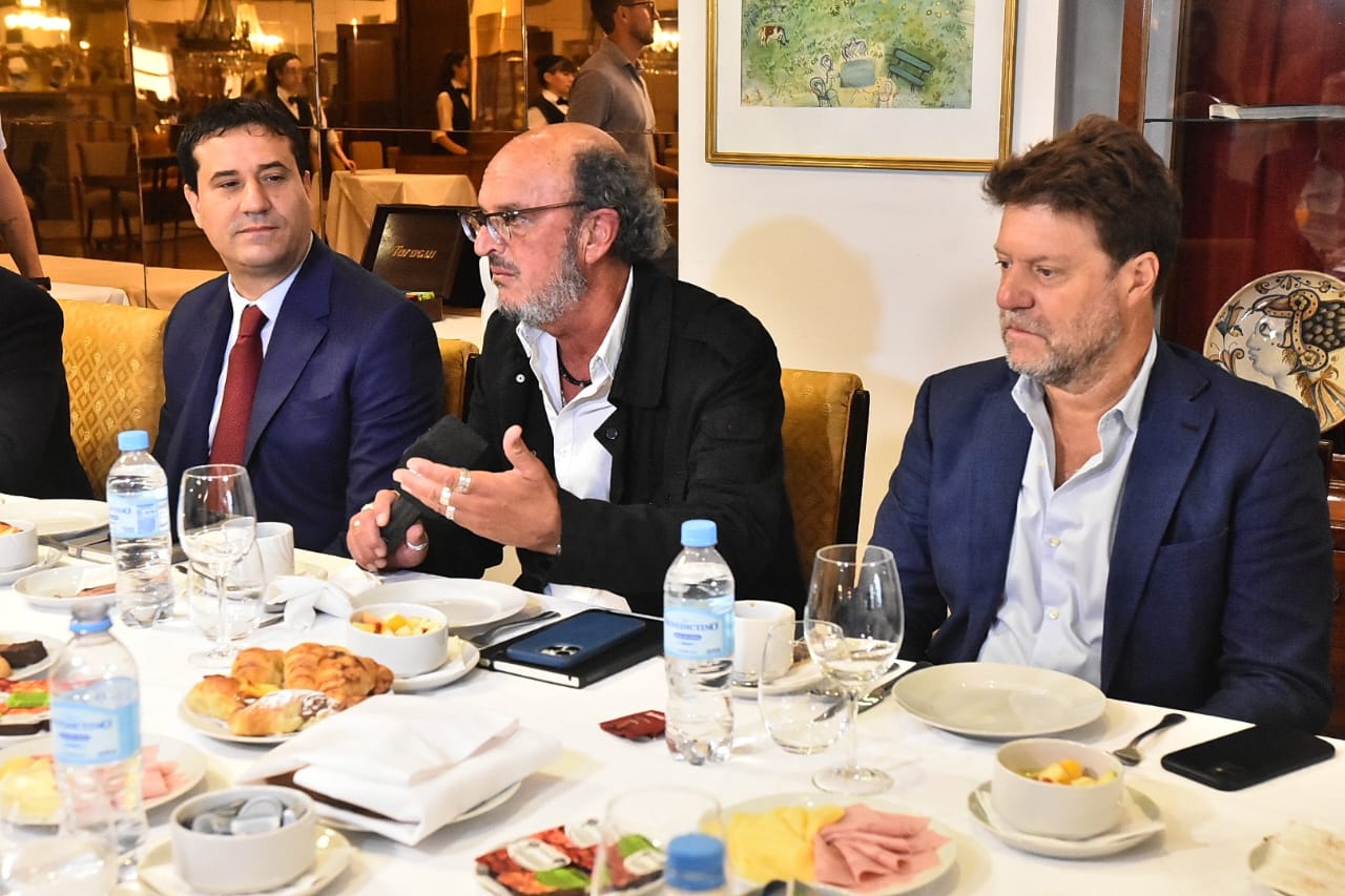 Abad, el subdidrector de LA CAPITAL, Marcelo Pasetti, y el diputado provincial Diego Garciarena. 