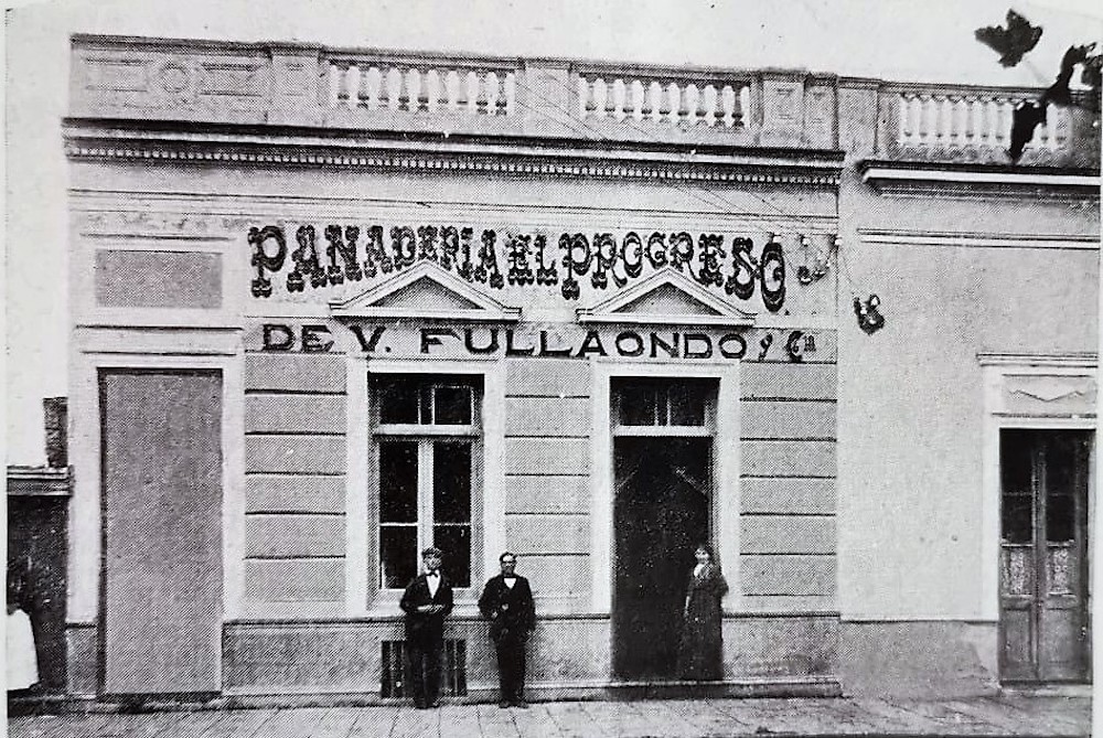 Panadería El Progreso, de Venancio Fullaondo, ubicada en Mitre 162-168. Año: 1910. Fotos de Familia | Ignacio Iriarte.