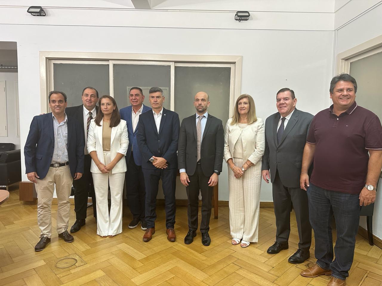 Montenegro y otros intendentes se reunieron con el secretario de Transporte de la Nación, Franco Mogetta. 