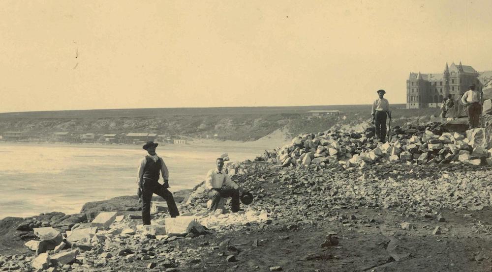 Construcción del camino entre el Torreón y la actual playa Varese en la primera década del siglo XX. A lo lejos, el monumental hotel Saint James abandonado.
