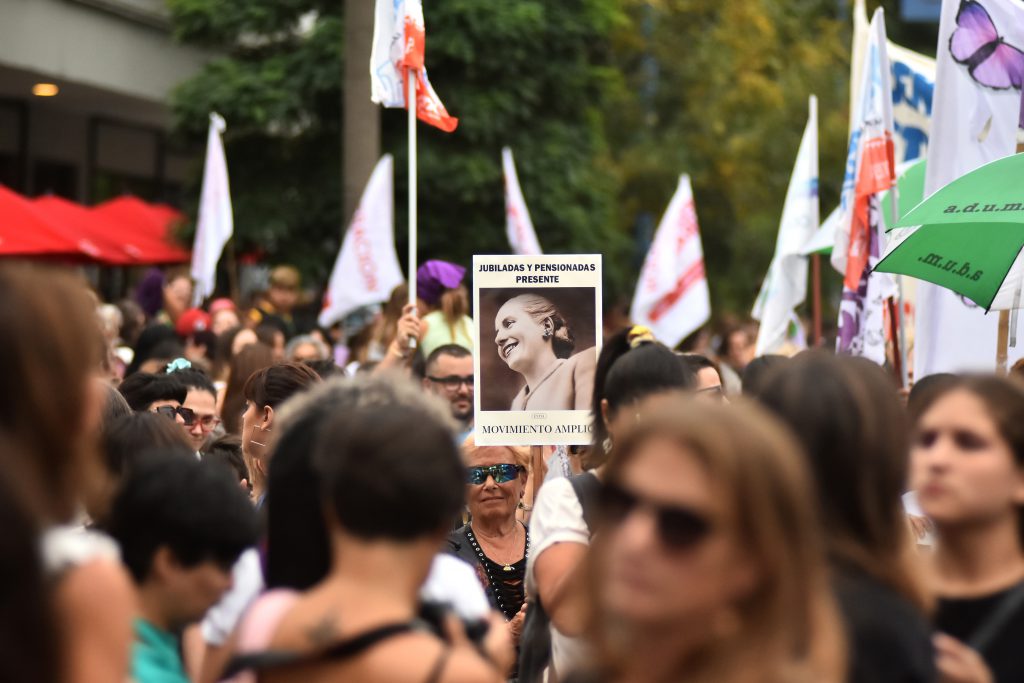 8M en Mar del Plata: las mejores imágenes de la marcha de mujeres y ...