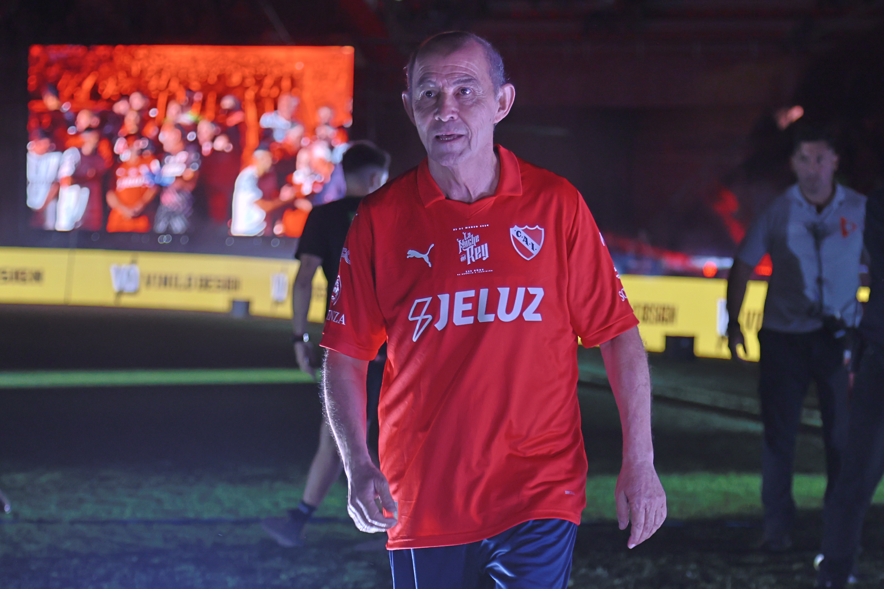 Ricardo Enrique Bochini participó de 'La Noche del Rey', en el Estadio Libertadores de América. Foto: EFE | Luciano González.