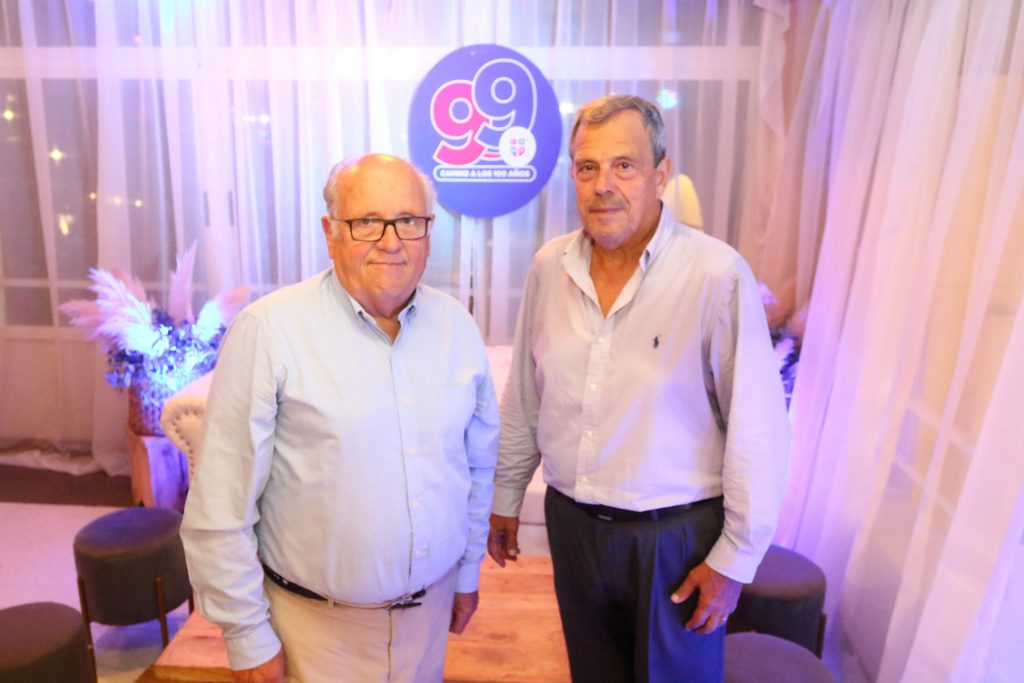 El vicepresidente Roque Nóbile y el presidente Juan Agra posan para LA CAPITAL durante la celebración por los 99 años del Club Náutico. 