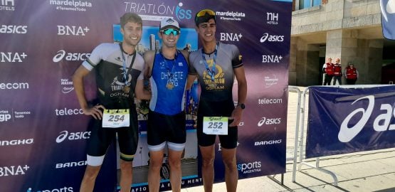 El podio masculino del Asics Sprint Triatlón. Foto: Marcelo Solari.