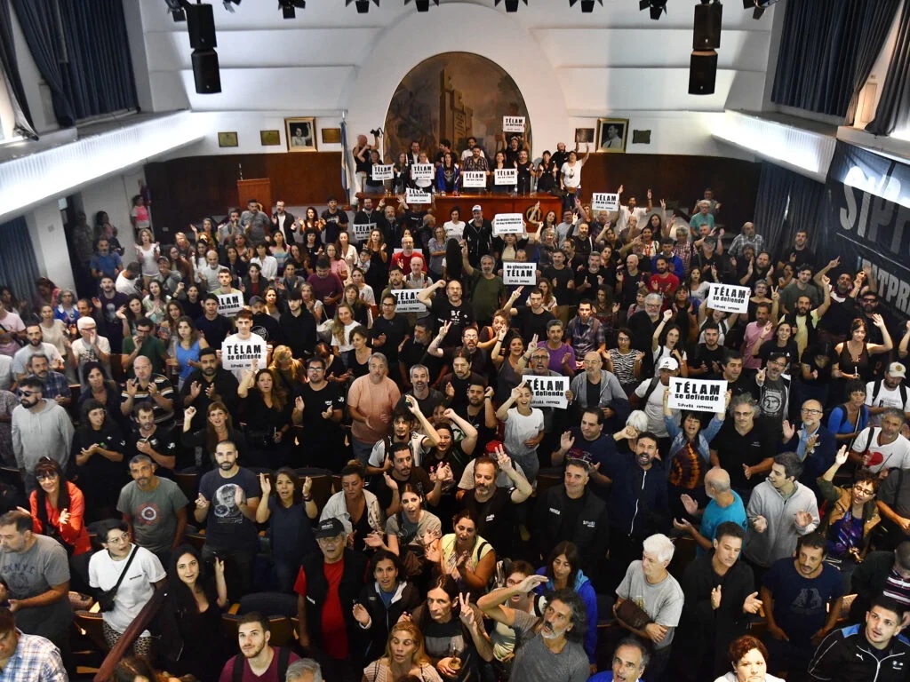 Una multitud de trabajadores se acercó al edificio histórico de la GCT. Foto: Somos Télam.