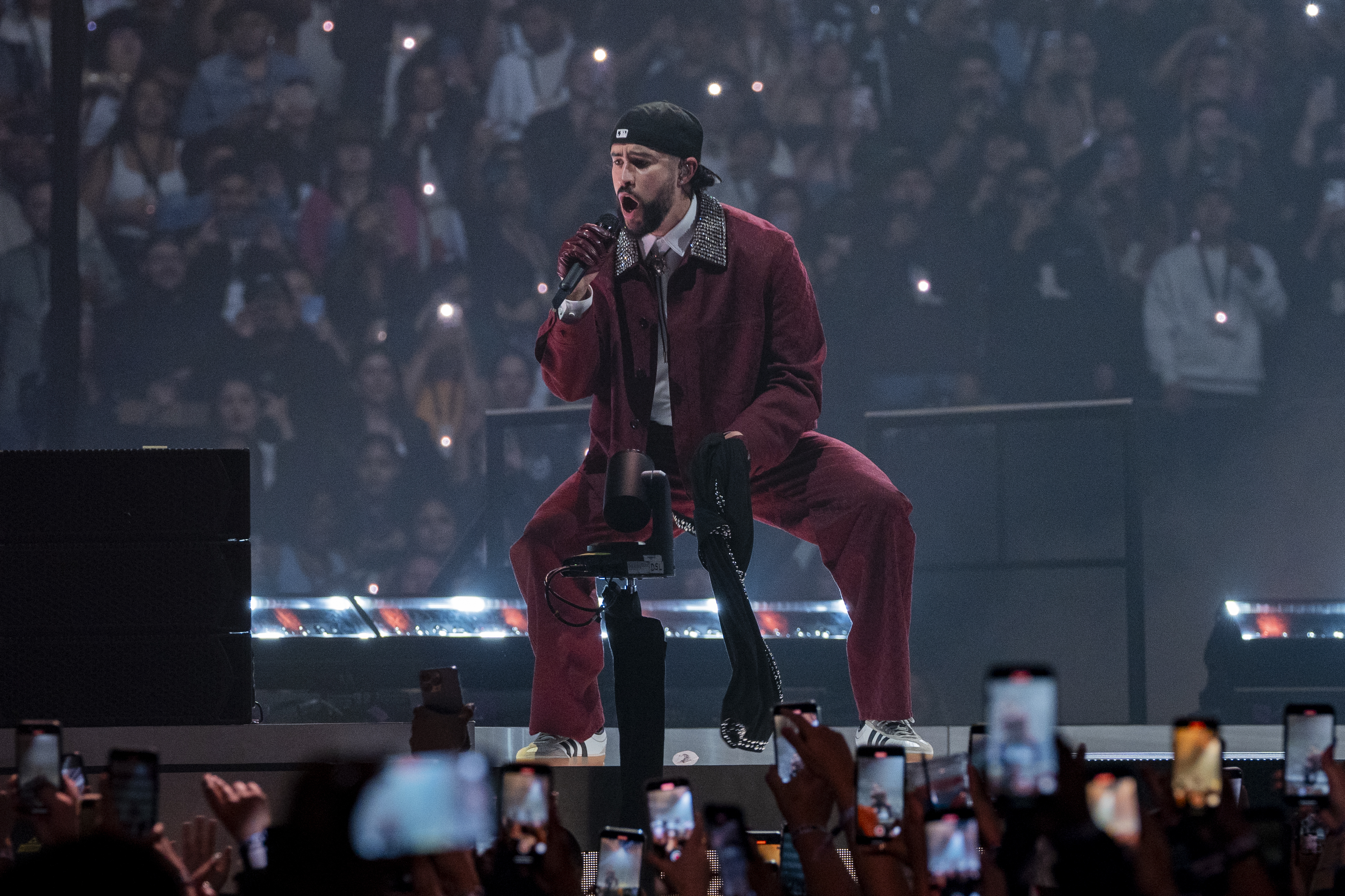 Bad Bunny durante su concierto en el Barclay Centers de Brooklyn, en la ciudad de Nueva York. Foto: EFE | Angel Colmenares.