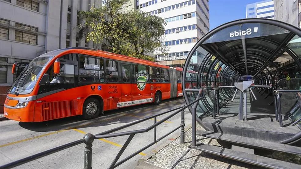 Ni bien pisar las calles de Curitiba, sorprenden no solo sus espacios verdes sino su sistema de transporte público de pasajeros y las famosas “estaciones tubo”.