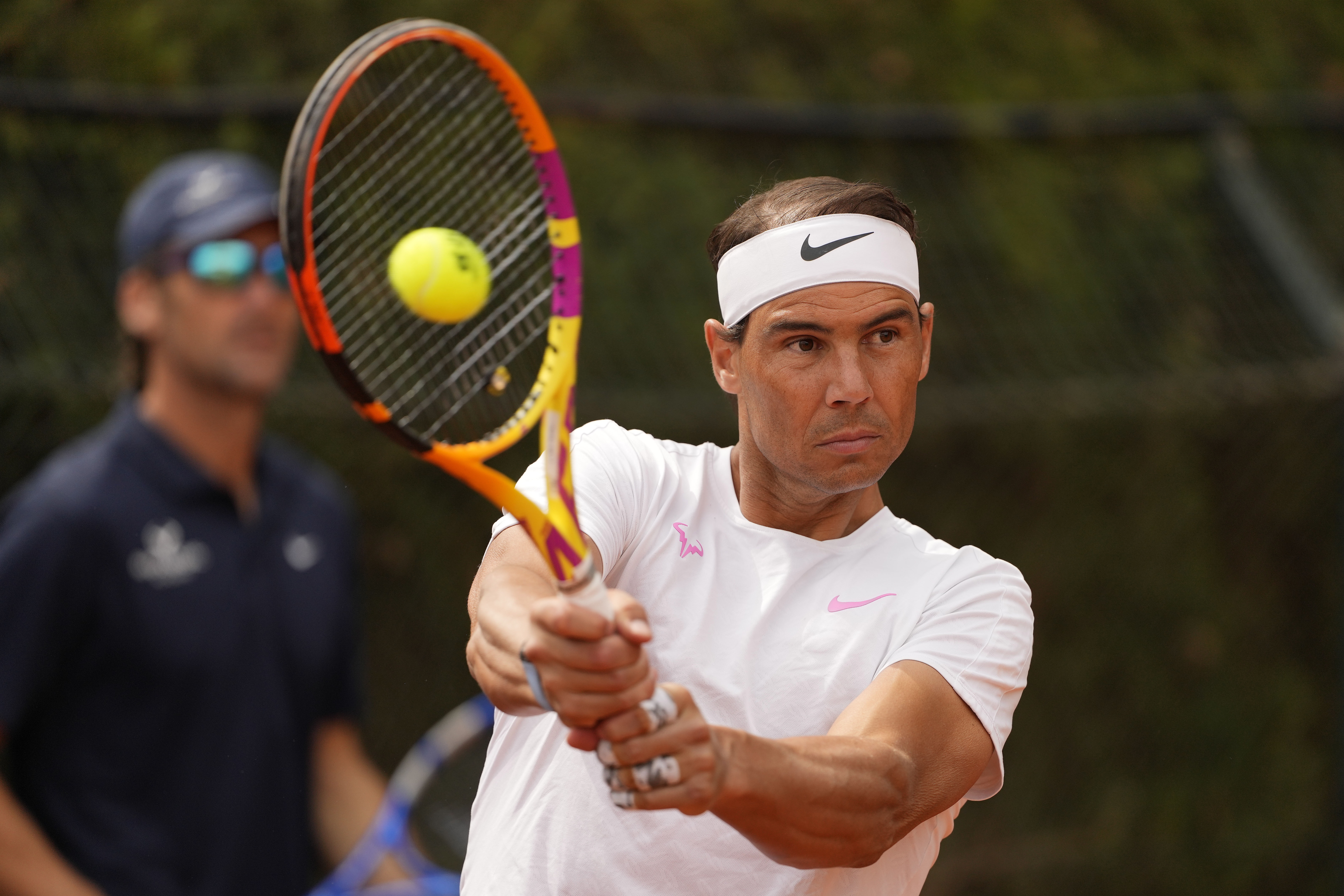 Rafa Nadal durante el entrenamiento que realizó en el RCT Barcelona-1899. Foto: EFE | Enric Fontcuberta.