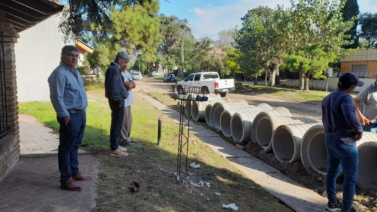 El secretario de Gobierno, Gustavo Caruso; junto al Director General de Servicios Públicos, Oscar Zueta, recorrieron las distintas obras