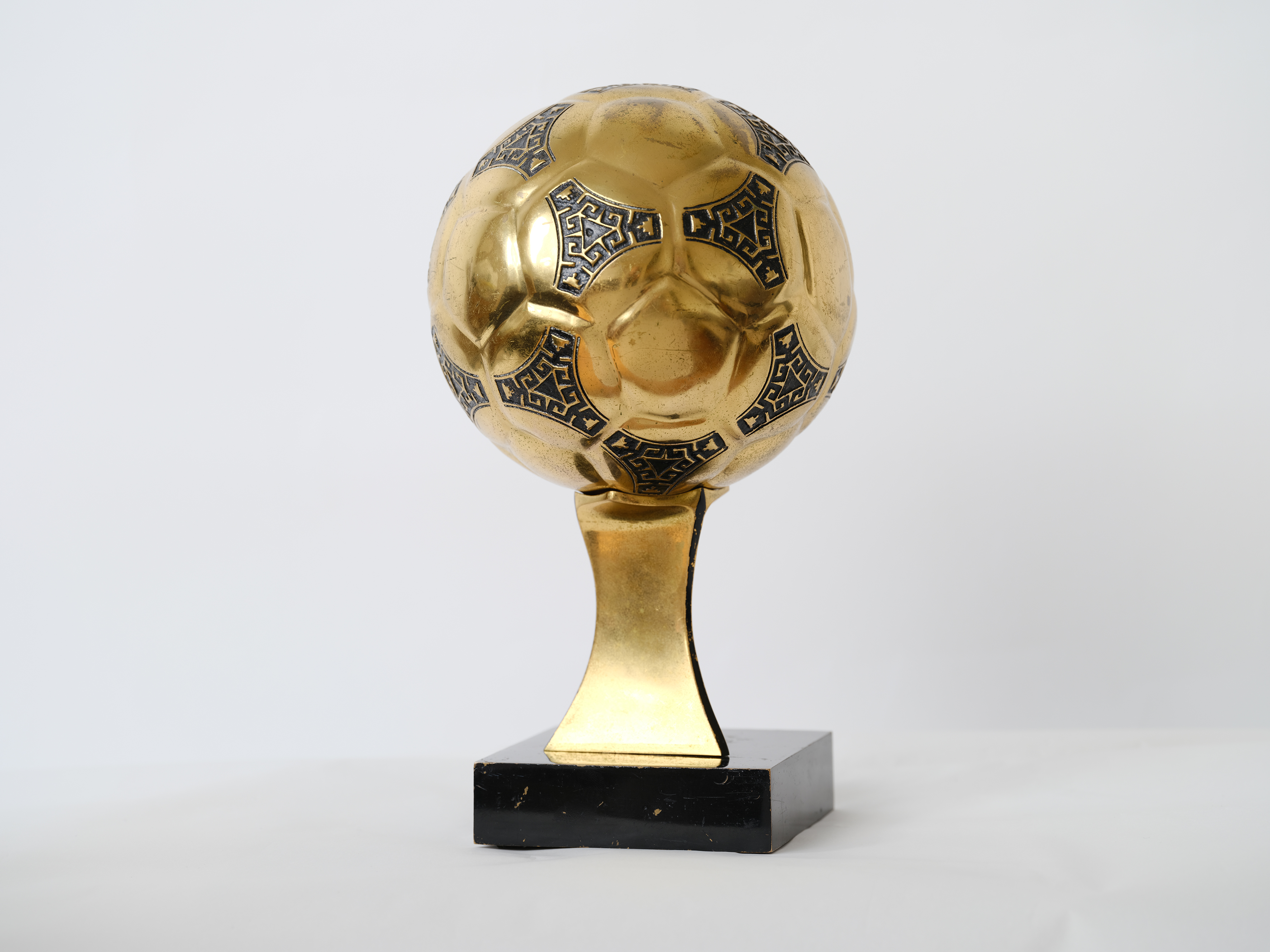 Adidas_Golden_Ball_Trophy_Packshot