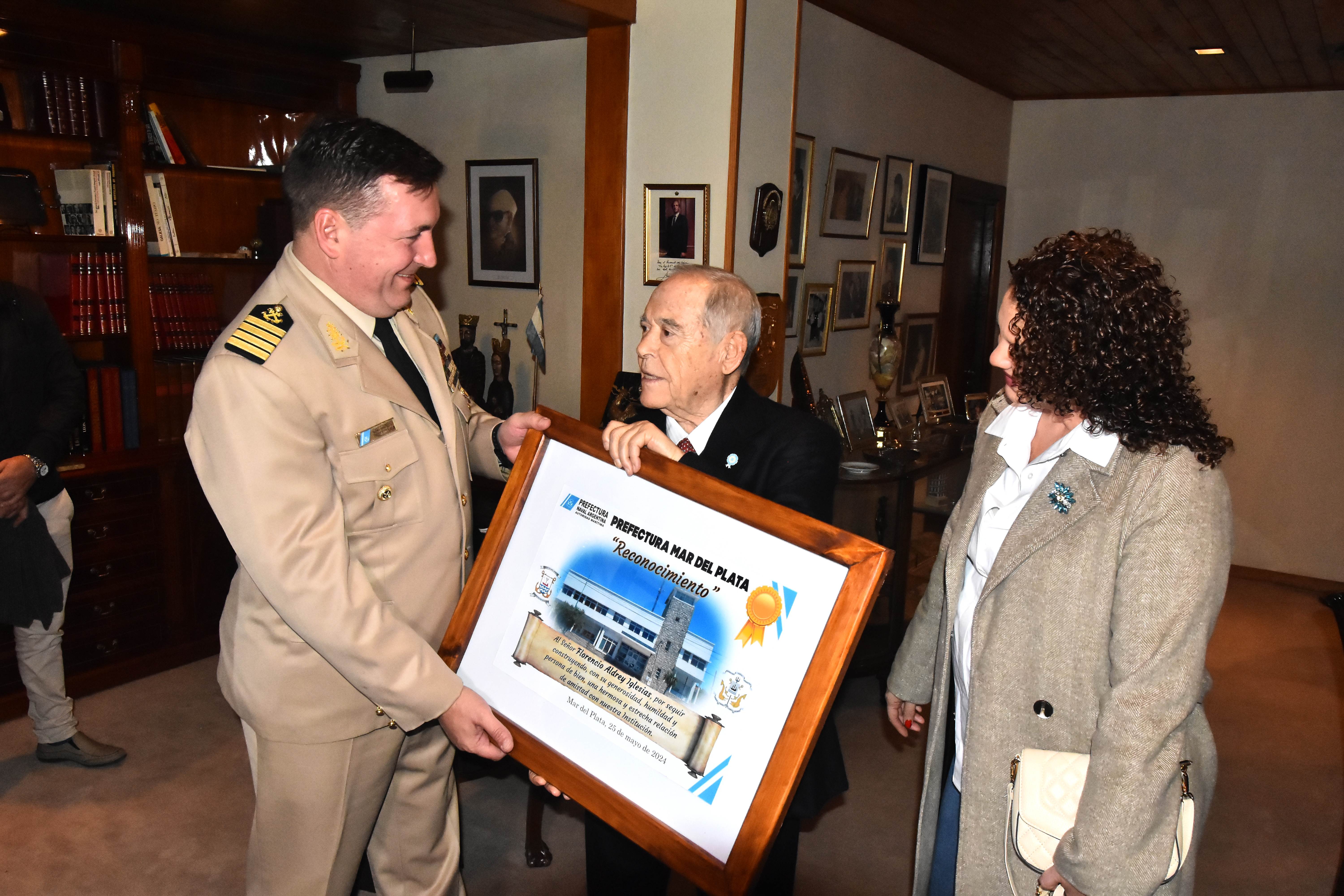  El jefe de la Prefectura Mar del Plata, prefecto mayor Rodolfo Cattaneo, y su esposa Claudia llegaron con dos regalos: un cuadro y una distinción para Aldrey que será entregada en julio.