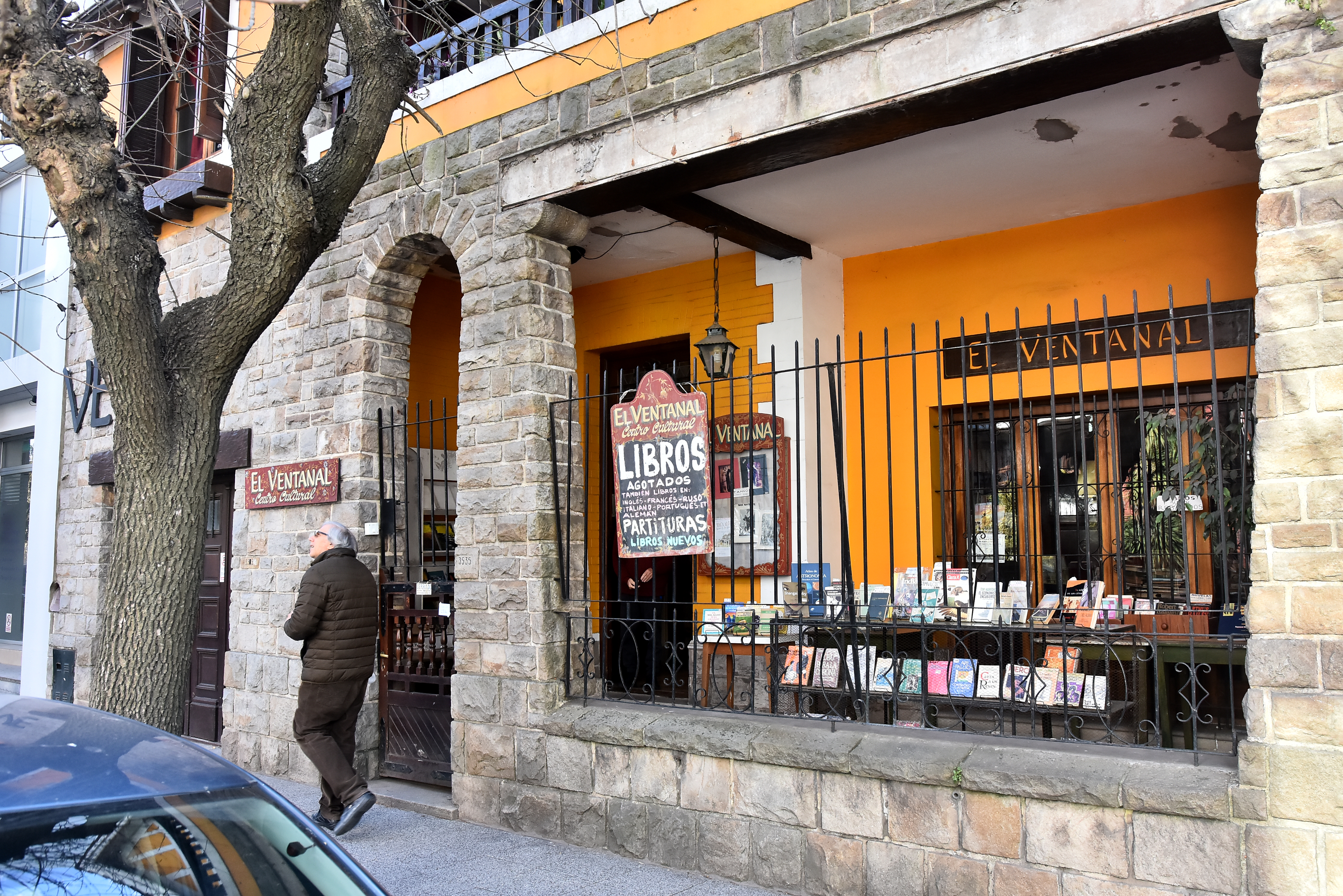 Fachada de la librería El Ventanal ubicada en 9 de Julio 3535, en el barrio La Perla. / Fotos: Mauricio Arduin. 