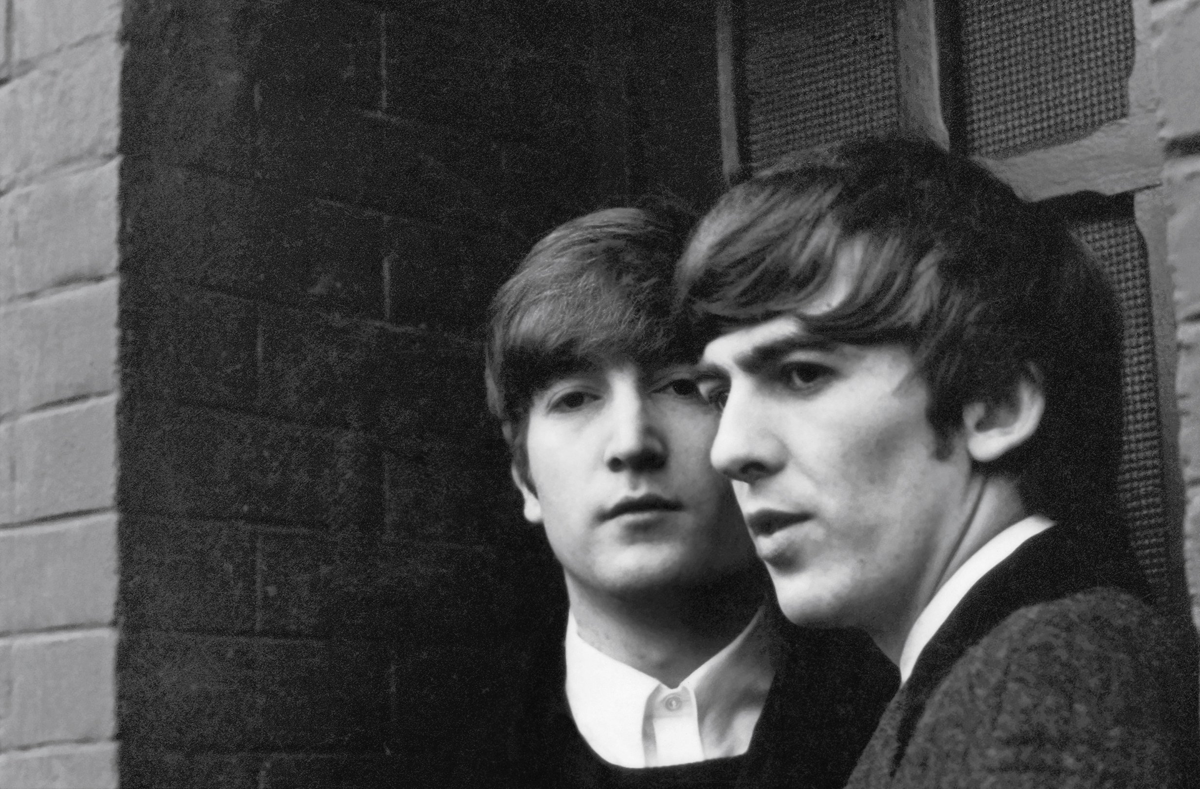 John Lennon y George Harrison en una instantánea tomada por Paul McCartney en enero de 1964 en París. Foto: EFE | Paul Mccartney | mpl Archive LLLP.