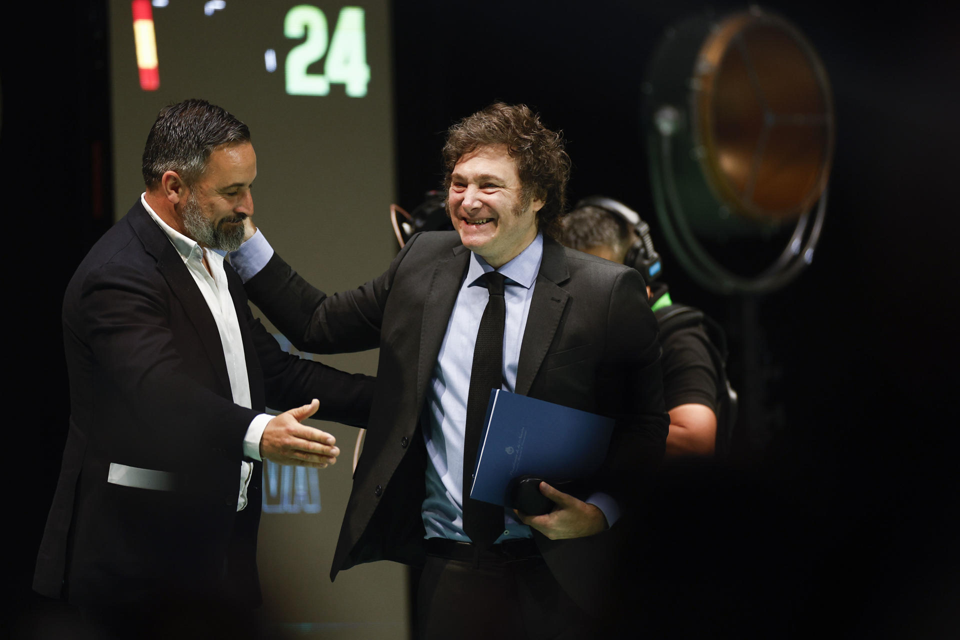 El líder de Vox, Santiago Abascal, junto a Javier Milei, tras su intervención en la convención política de Vox "Europa Viva 24" celebrada en el Palacio de Vistalegre, en Madrid.