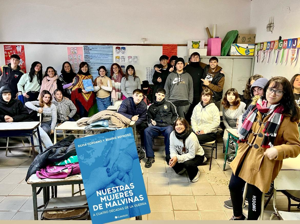 El 24 de mayo, Beatriz Reynoso y Victoria Orbaiceta, hija de un veterano de Malvinas, realizaron una charla a alumnos de 5° y 6° año de la Escuela Secundaria N° 217, institución que recibirá el nombre de Diego Bellinzona, soldado caído en Malvinas el 13 de junio, un día antes de la rendición. 