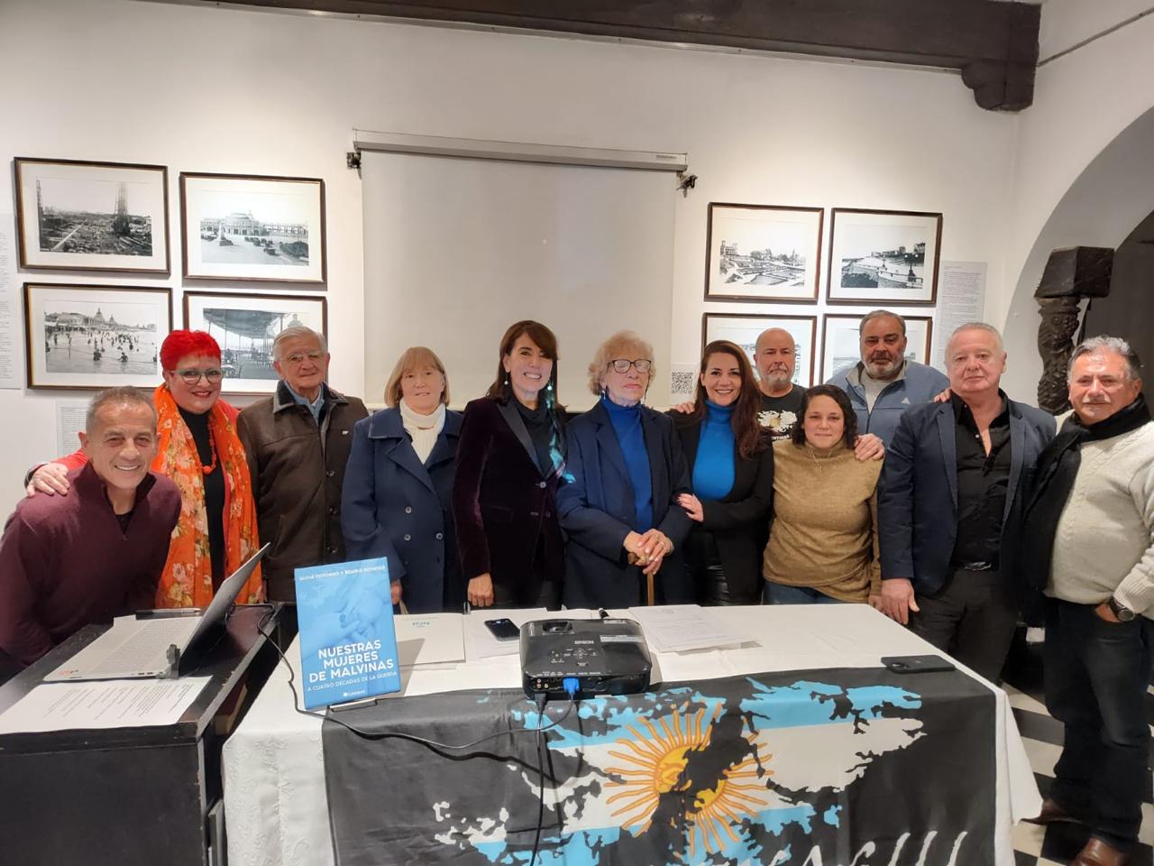 Las autoras, Cordano y Reynoso, junto a mujeres protagonistas del libro y héroes de Malvinas, durante la presentación del libro en Villa Mitre, el pasado 17 de mayo. 