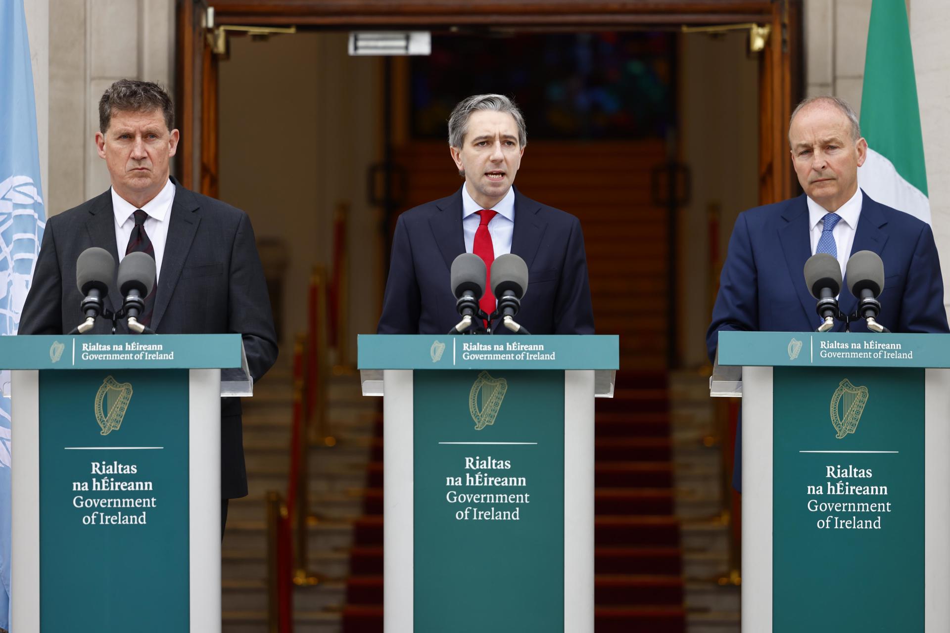 El primer ministro irlandés, Simon Harris; el viceprimer ministro y titular de Exteriores, Micheál Martin, y el ministro de Medio Ambiente, Eamon Ryan, durante la rueda de prensa celebrada en Dublín para anunciar que Irlanda reconocerá Palestina como Estado el próximo 28 de mayo.