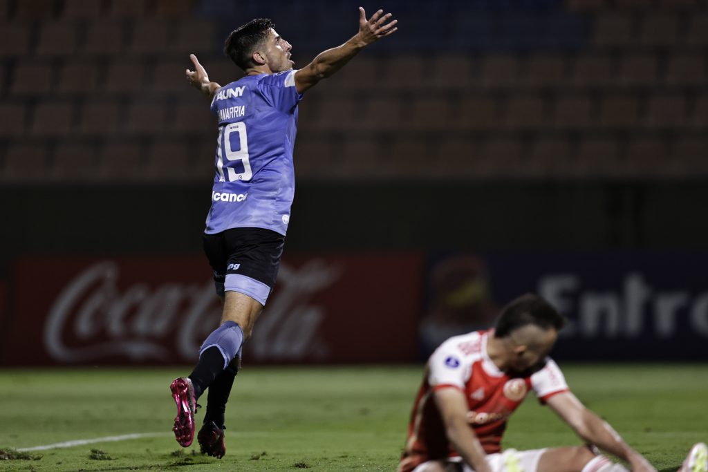 Pablo Chavarría festeja uno de sus goles. El delantero fue el héroe de la clasificación de Belgrano.