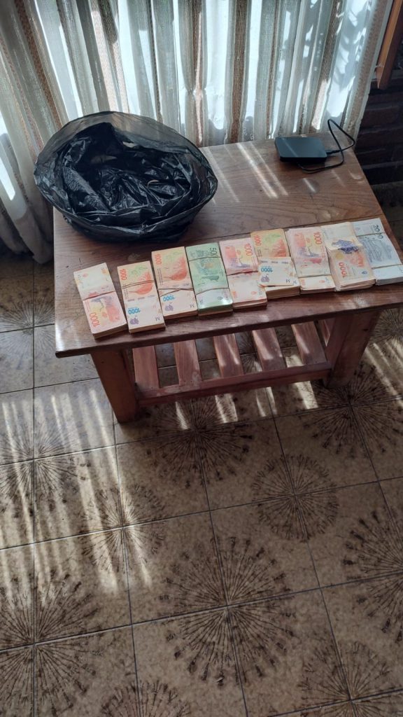 Bolsa de dinero hallada en uno de los domicilios.