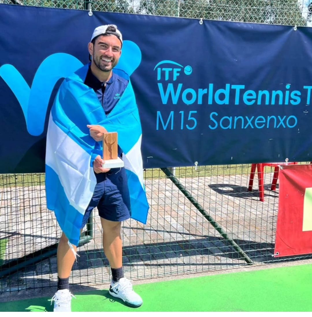 Julio Porras con la bandera argentina.