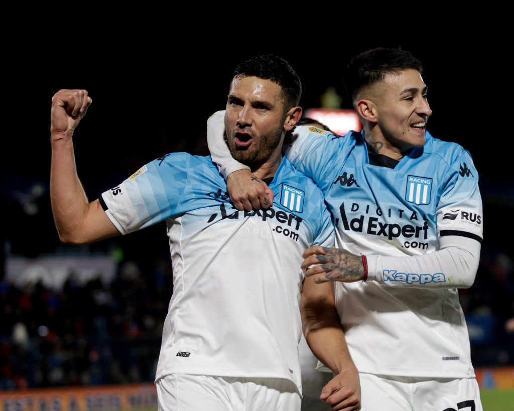 Festejan Adrián Martínez y Almendra el segundo gol.