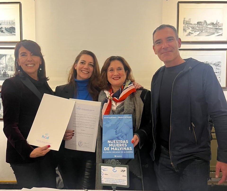 Silvia Cordano y Beatriz Reynoso, recibiendo una Declaración de Interés por la edición del libro, por parte del concejal Agustín Neme, en el Concejo Deliberante de Gral. Pueyrredon.