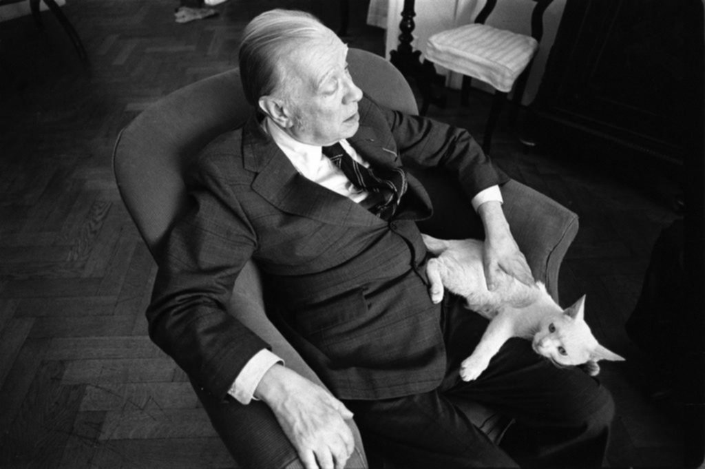 Jorge Luis Borges, en su casa del barrio Recoleta, con su gato Beppo. / Foto: Salvador Santoro.